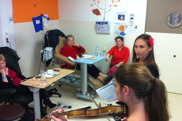 Grâce à CocoShaker, incubateur pour entreprises sociales, une comédienne et une violoniste interviennent pour accompagner les malades de l'hôpital Jean Perrin à Clermont-Ferrand (63)