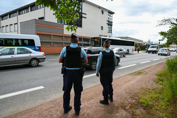 les abords du lycée de l'Hyrôme à Chemillé-en-Anjou surveillé par les forces de l'ordre le lundi 27 mai 2024