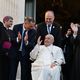 Le pape François et Gilles Simeoni, président du conseil exécutif de Corse, sur le parvis de la cathédrale Santa Maria Assunta d'Ajaccio, dimanche 15 décembre.