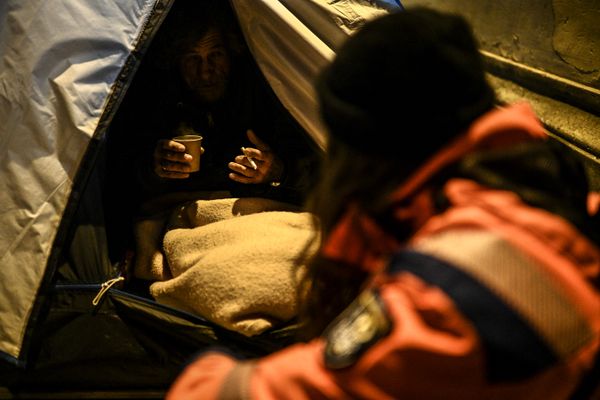 À Grenoble, en 2023, plus de 2 900 personnes sont domiciliées au Centre communal d'action sociale (CCAS) ou vivent chez un tiers, en squat, en bidonville, à la rue ou en abri de fortune (image d'illustration).