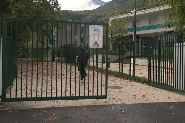 Peu de monde ce matin devant les grilles du lycée : plus de 70 % des personnels de l'établissement ont décidé d'exercer leur droit de retrait.