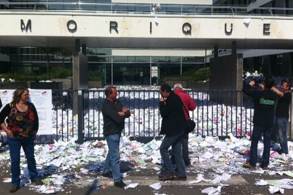 Des tonnes de papiers ont été déversées devant la DREAL