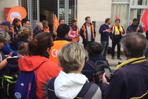 Quelques 80 postiers se sont réunis ce matin en signe de protestation.