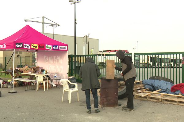 Depuis trois semaines, 300 personnes se relaient nuit et jour aux centres de traitements des déchets de Pacé et Chartres-de-Bretagne.