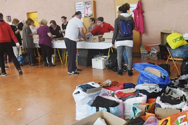 Parents, amis, voisins ou bénévoles anonymes équipés de pelles ou de jets d'eau, dons de vêtements, de couvertures ou de jouets: la mobilisation est exemplaire après les inondations dans l'Aude. Et elle va bien au delà du département sinistré. 