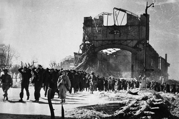 Sur cette image du mois d'avril 1945, des soldats français du détachement de l'armée de l'Atlantique (DAA) escortent vers l'arrière des éléments de la garnison allemande.