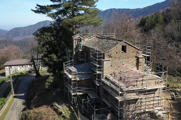 Les rénovations de l'église sont en cours.