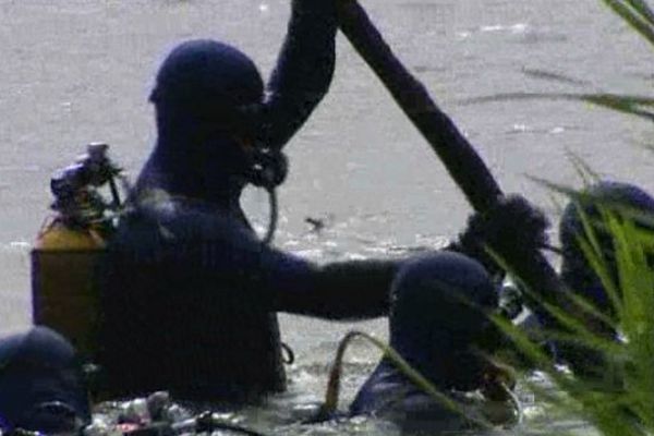 Les plongeurs rochelais en plein travail.