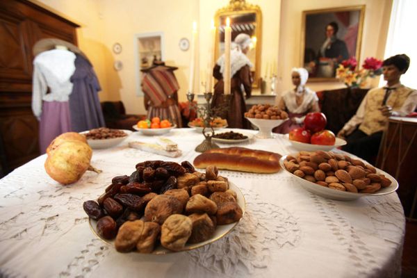 La tradition des treize desserts a su perdurer dans les foyers provençaux pour le repas de Noël.