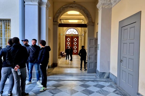 Devant la salle d'audience du tribunal correctionnel.