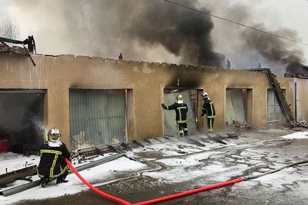 Cinq garages ont pris feu jeudi 29 décembre à Grenade