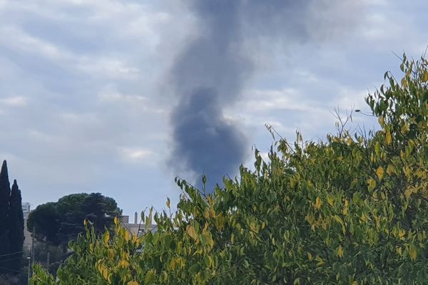 Le feu s'est déclaré vers 13 heures le mercredi 17 novembre.