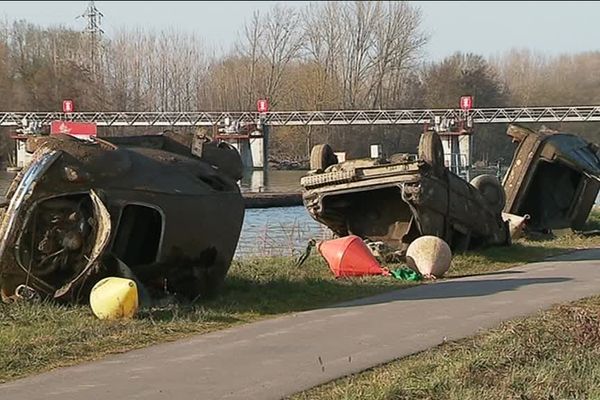 Une opération impressionnante est menée par Voies navigables de France pour repêcher les très nombreux véhicules qui se trouvent dans les eaux de la rivière l’Yonne. 