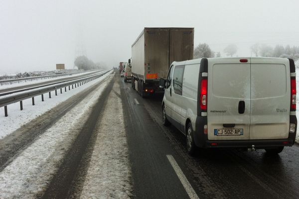 En milieu de matinée, la route est totalement bloquée entre Laval et Château-Gontier