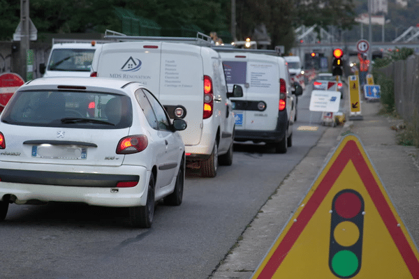 Depuis plusieurs mois, les automobilistes lyonnais se plaignent des nombreux travaux qui provoquent de longs embouteillages dans la ville au quotidien. La Métropole de Lyon prône la nécessité de ces chantiers pour l'amélioration du cadre de vie des habitants.