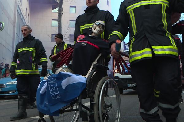 Les sapeurs-pompiers veulent que toutes les années surcotisées leur permettent un départ anticipé à la retraite. Actuellement, cet avancement est limité à 5 ans maximum.