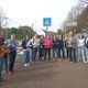 Ce matin devant le collège Paul Éluard, une dizaine d'enseignants et de parents d'élèves se sont rassemblés pour manifester leur soutien à la famille menacée d'OQTF.