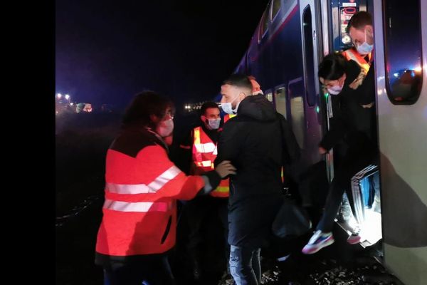 Ce 13 janvier, vers minuit, les passagers de l'Omnéo parti de St Lazare à 16H59 ont pu -enfin- être transbordés dans un autre train, avant de se voir distribuer bouteilles d'eau et repas en gare de Lisieux et d'arriver à destination avec plus de 5 heures de retard.