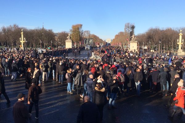 Les fans de Johnny Hallyday, place de la Concorde, à Paris.