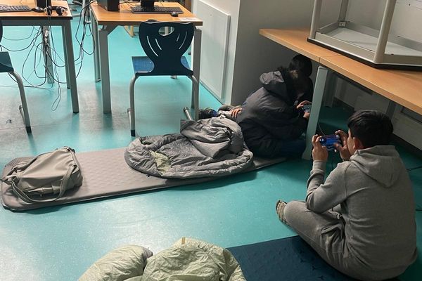 Chambre improvisée dans le collège Lezay-Marnésia pour 17 enfants de migrants