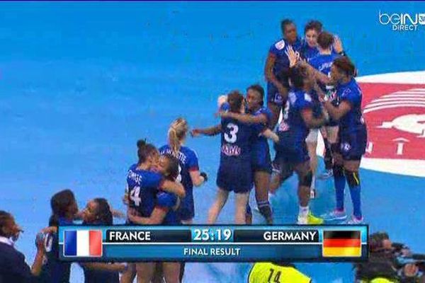 A Nîmes, dans un Parnasse comble, les Bleues laissent éclatent leur joie après leur victoire 25 à 19 sur l'Allemagne : elles viennent de s'offrir le billet pour l'Euro ! 