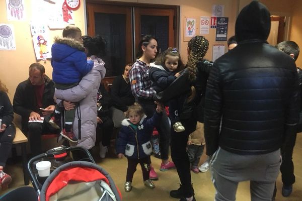 Avec la fin de la trêve hivernal, le centre d'hébergement d'urgence Vanier à Caen a dû fermer ses portes. Une vingtaines de familles, dont plusieurs avec enfants, devraient dormir ce mercredi soir.