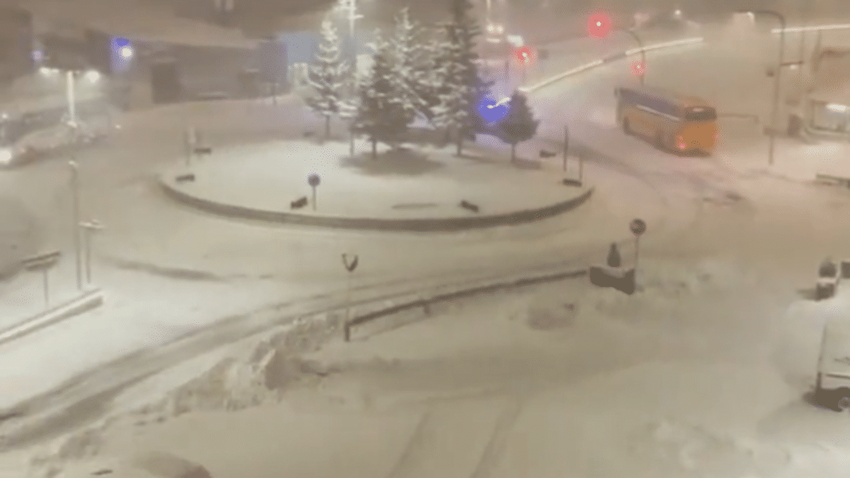 Pyrénées : avec 3 mètres de neige cumulés, les images rarissimes du  déneigement de la route d'accès Ariège-Andorre