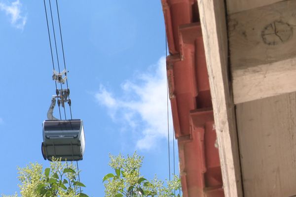 La maison est située sous le passage du téléphérique toulousain, à raison d'une cabine toutes les minutes trente.