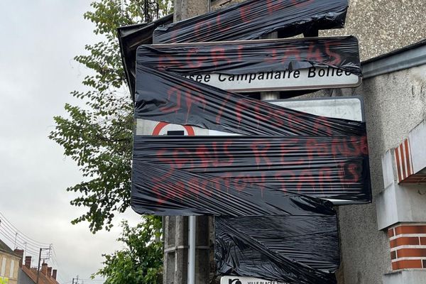 Les panneaux des communes du Loiret ont été bâchés en signe de protestation par les Jeunes agriculteurs Loiret et la FNSEA 45, comme ici à Saint-Jean-de-Braye.