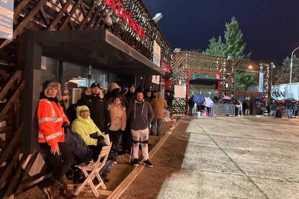 Certains spectateurs ont passé la nuit sur place pour être sûr de pouvoir assister au match PSG - USO.