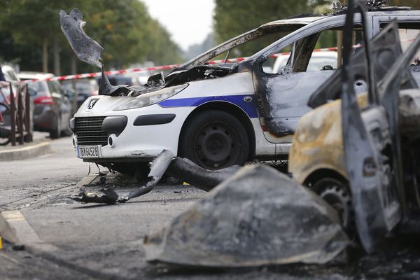  Deux voitures de police ont été attaquées et incendiées à Viry-Châtillon en octobre 2016. Quatre policiers avaient été blessés dont une Malouine, grièvement brûlée. 