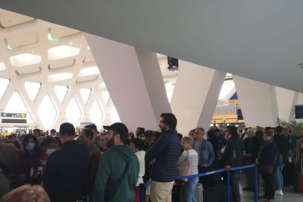 À l'aéroport de Marrakech-Mennara, des centaines de Français sont bloqués depuis l'annulation des vols.