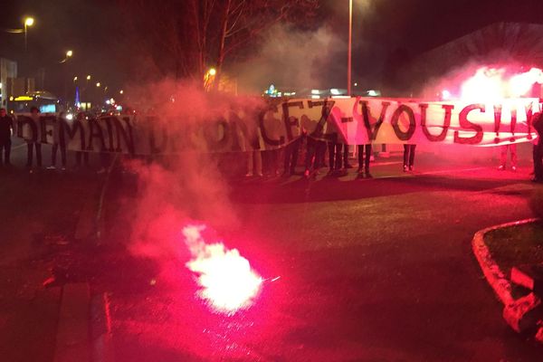 "Demain défoncez-vous !!!" : c'est la banderole déployée par des supporters ce samedi soir devant le Novotel Lesquin