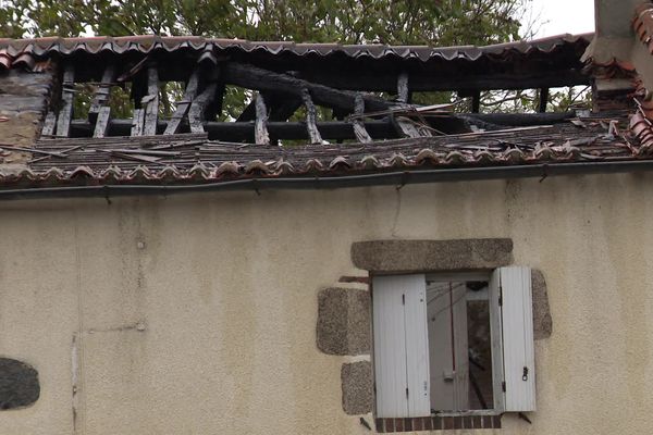 Cette maison a été détruite par un incendie sans doute déclenché par un feu de cheminée