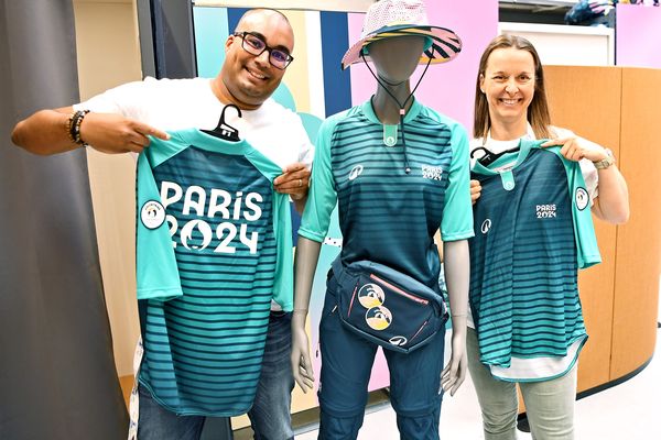 Bobs des volontaires de Paris 2024, costumes de cérémonies, drapeaux seront vendus lors de la première braderie des JO à Mulhouse.