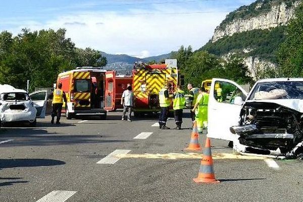 Les lieux de l'accident qui a fait 1 mort et plusieurs blessés.