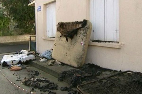 Le matelas et des objets brûlés déposés par les pompiers devant l'appartement du nonagénaire tué dimanche 19 janvier 