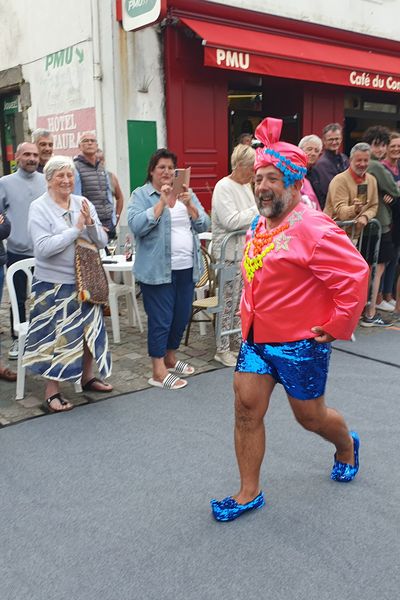 François, le fromager de Port-Louis, dans un superbe costume disco de maharadjah, le 7 août 2024