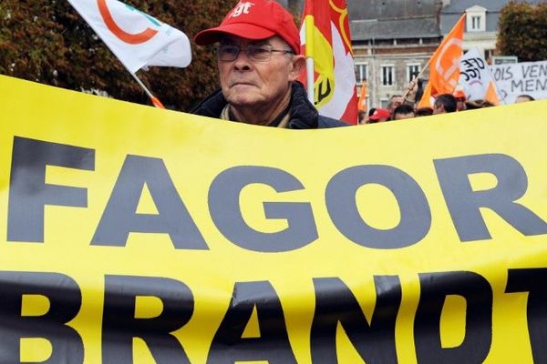 Un salarié de FagorBrandt manifeste à Vendôme le 5 novembre 2013 pour le reprise de son entreprise