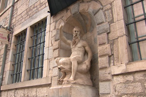 Besançon : la fontaine représentant Neptune s'est encore fait voler son trident