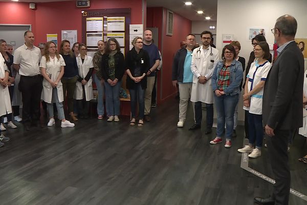 Le personnel de la Clinique du Sidobre a rendu hommage à leur collègue de Reims, tuée par un patient, à travers une minute de silence mercredi 24 mai.