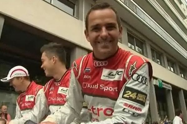 Benoît Tréluyer et ses coéquipiers, Fässler et Lotterer, lors de la grande parade des pilotes organisée ce vendredi dans les rues du Mans