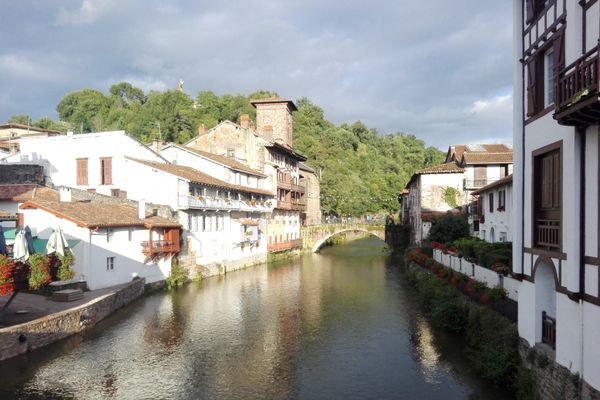 Saint-Jean-Pied de Port sur le chemin de Saint-Jacques de Compostelle au Pays basque.