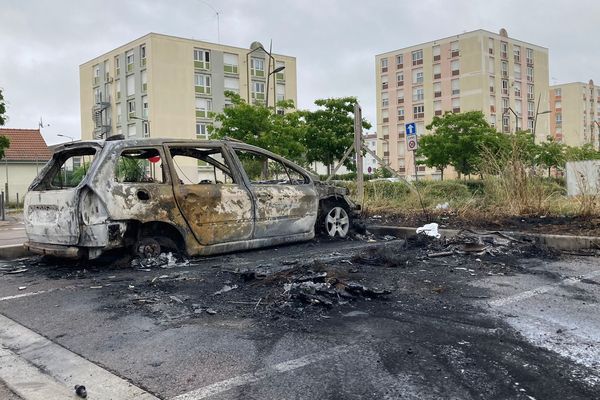 Carcasse d'une voiture brûlée à La Chapelle-Saint-Luc, dans le département de l'Aube, lors de la nuit du vendredi 30 juin au samedi 1er juillet 2023.