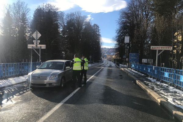 Début décembre, Emmanuel Macron avait annoncé des « mesures restrictives et dissuasives » pour les Français qui voudraient aller skier à l'étranger durant les fêtes.
