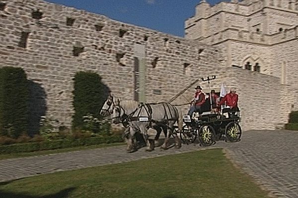 L'arrivée de l'attelage ornais, conduit par des percherons, pour une étape au château de Hardelot dans la Somme