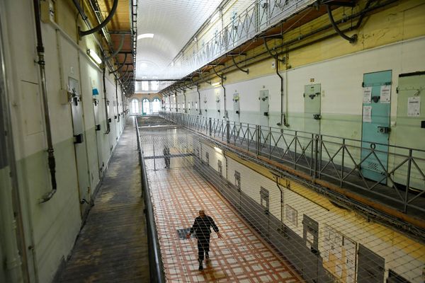 La maison d'arrêt d'Angers, dans le Maine-et-Loire, relève aussi de la direction interrégionale des services pénitentiaires de Rennes. Des services qui relèvent une surpopulation dans ces prisons de la région.