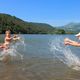 Le Lac Chambon dans le Puy-de-Dôme, encerclé par les montagnes.