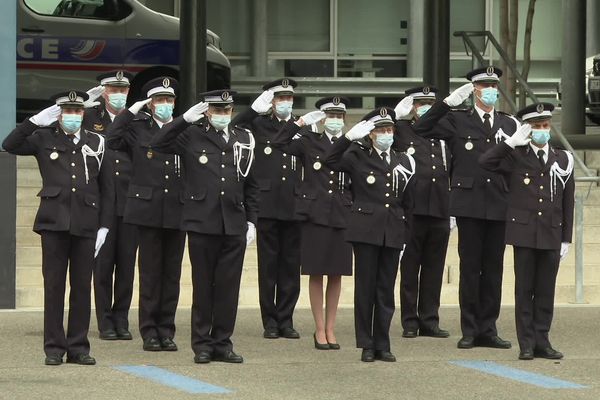 Cinq jours après le meurtre du policier Eric Masson, la cérémonie en mémoire des policiers morts pour la France a été particulièrement émouvante, ce lundi 10 mai à Mulhouse.