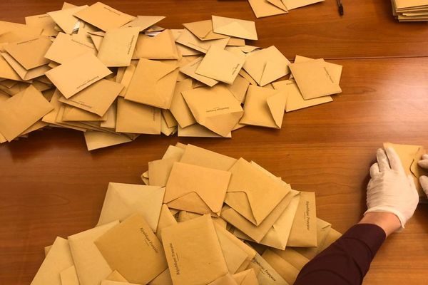 Le dépouillement, comme ici dans un bureau du Capitole à Toulouse (Haute-Garonne), a été réalisé avec des gants en raison de l'épidémie de coronavirus.